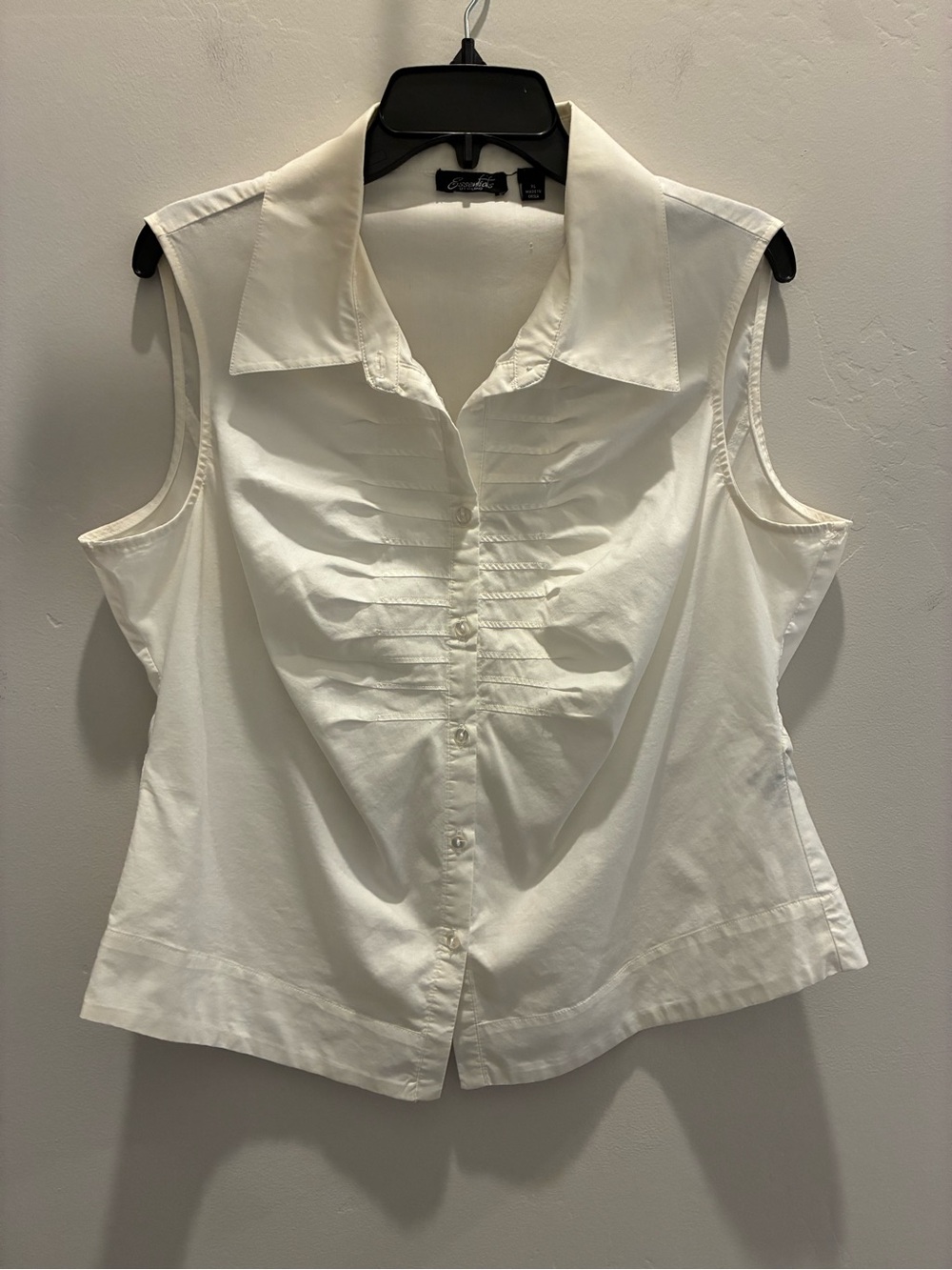 Essentials by Milano Sleeveless White Button-Front Blouse